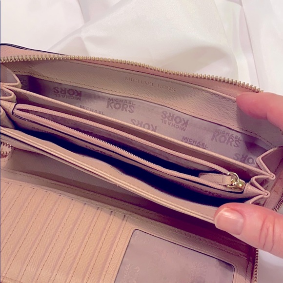 Michael Kors Wallet - Picture 5 of 7